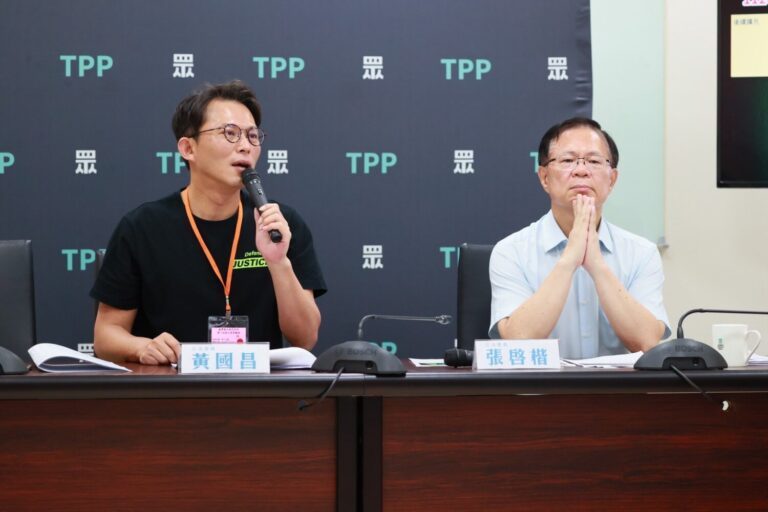 民眾黨立法院黨團總召黃國昌與副總召張啓楷上午聯手主持召開記者會。(圖／民眾黨立院黨團)