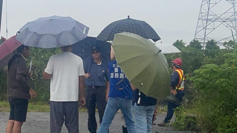黃仁服務團隊接獲卑南里里長吳建利通報，冒雨偕同工務局台東工務段人員前往現場會勘。(記者包克明 翻攝)