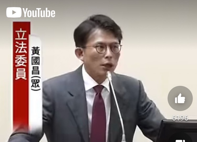 全聯不僅涉嫌參與國軍服裝供銷站經營，黃國昌質詢國防部長顧立雄，質疑全聯本身也在做軍服嗎？(圖／翻攝自YouTube)
