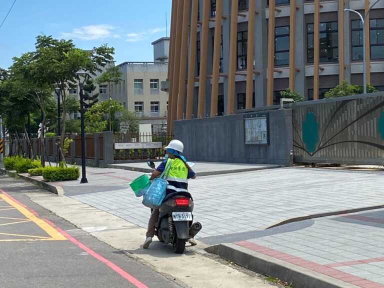 八德外役監副典獄長蔡俊宏指出，目前工班每日投入30至45人，評估若維持足夠量能的專業施工人員，應該有機會在半個月內完成驗收。(記者包克明 攝)
