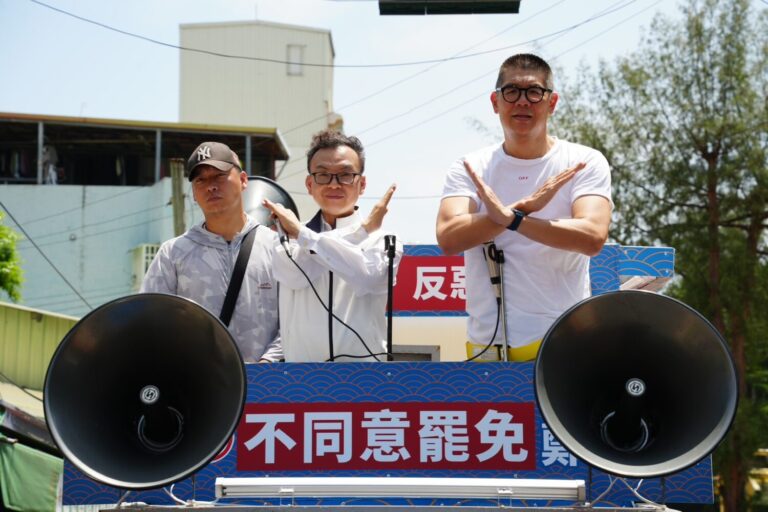 國民黨副主席連勝文上午親陪同立法委員鄭正鈐前往四大眷村掃街拜票，呼籲民眾於7月26日踴躍投下「不同意罷免」票。(圖／鄭正鈐國會辦公室)
