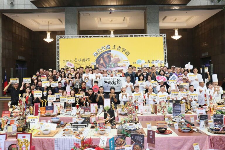 「2025臺北國際牛肉麵節」飄韓味！今年首度引進韓國《黑白大廚》概念。(圖／台北市商業處)