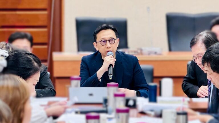 立法院教育及文化委員會召委葛如鈞打臉數發部次長林宜敬竟「尚未發出」說法。(圖／葛如鈞國會辦公室)