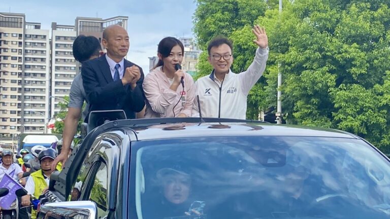 韓國瑜再次親自陪同鄭正鈐及新竹市長高虹安展開車隊掃街，沿途受到市民熱烈歡迎。(圖／鄭正鈐國會辦公室)