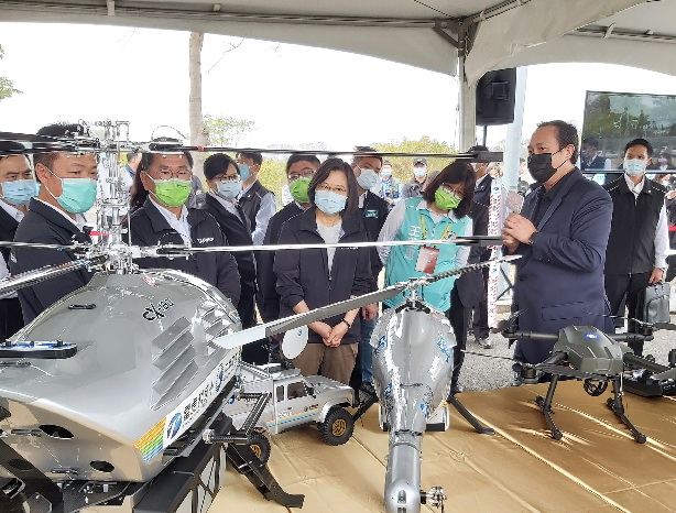 雷虎科技股份有限公司董事長陳冠如於110年受邀在嘉義中科院民雄航太基地及無人機AI創新應用研發中心向前來視察的蔡英文總統簡報。(圖／台灣工商企業聯合會官網)