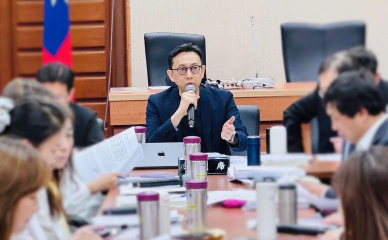《人工智慧基本法》審查今日再度停擺！教育及文化委員會召委葛如鈞痛批數發部，「這不是『你不送，我不審』，而是『根本沒內容，無從審起』」。(圖／葛如鈞國會辦公室)