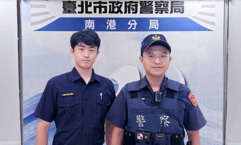 處理員警：玉成所警員黃啟安（左）、楊智凱（右）。(圖/記者薛秀蓮 翻攝)