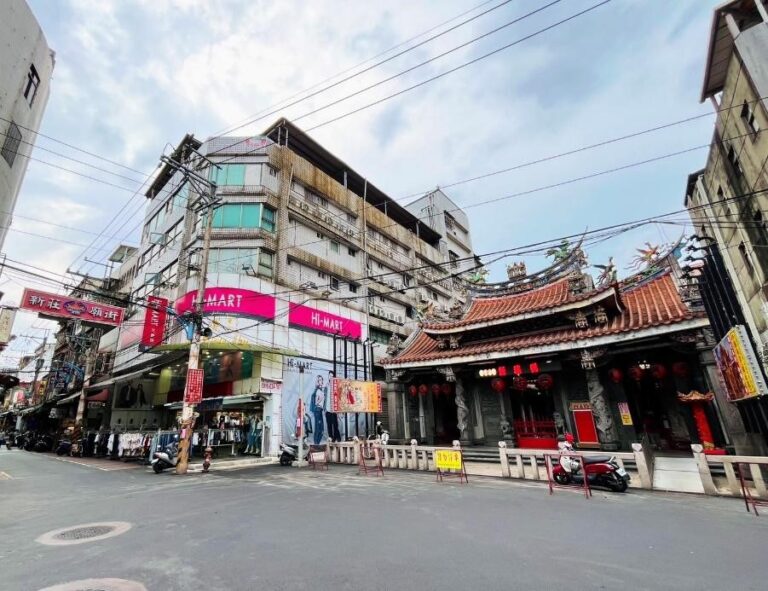 「新莊廟街」商圈已有300多年的歷史，古老廟宇香火鼎盛，亦是新北市重要的文化資產。(圖/風傳媒拍攝)