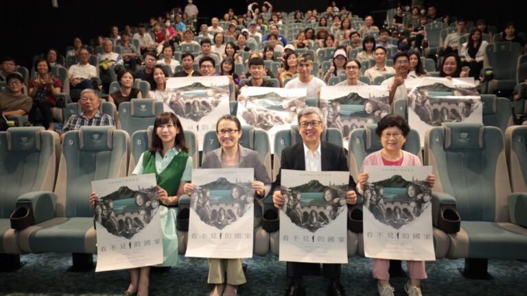 (由左至右)台北市議員許淑華、副總統蕭美琴、前副總統陳建仁夫妻共同欣賞紀錄片《看不見的國家》。(翻攝自許淑華粉專)
