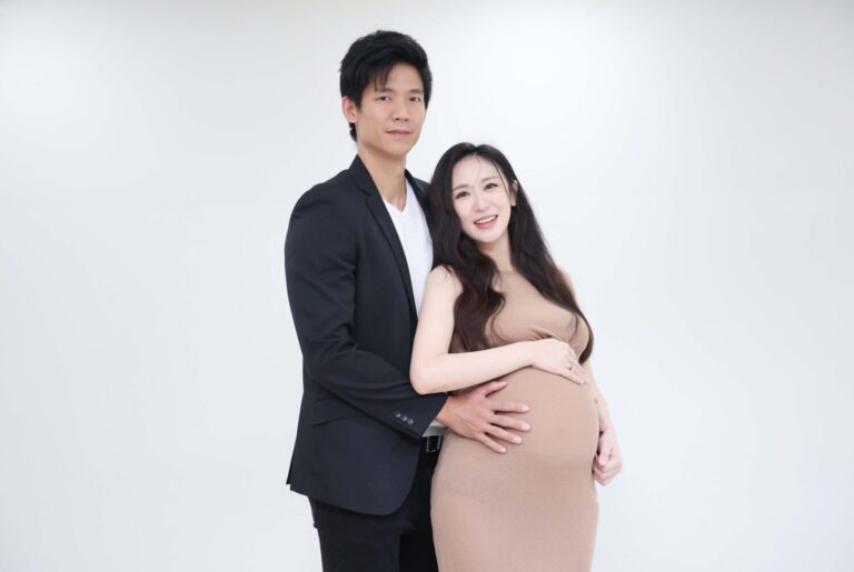 蔡允潔生產前與老公Fraser(左)參與紅心字會老人中心28週年慶活動。(圖/紅心字會 提供)