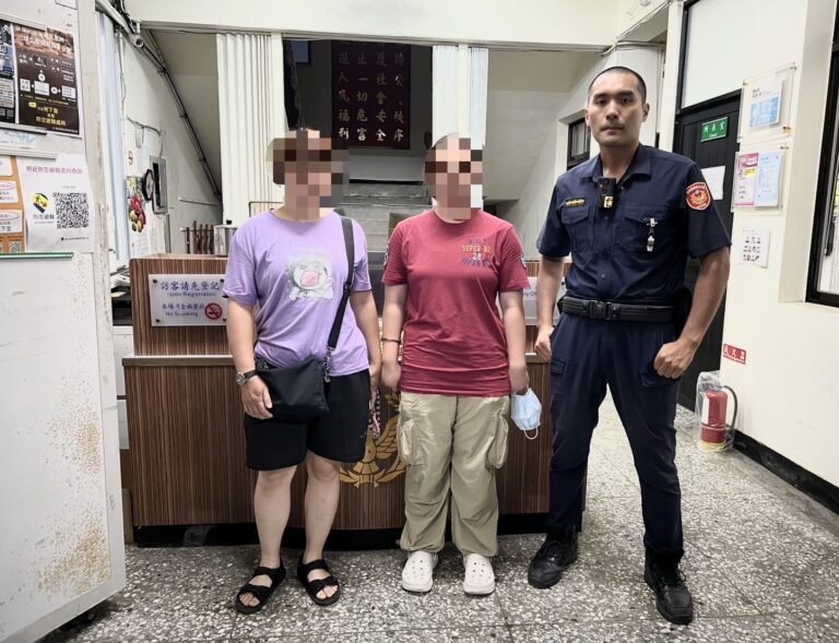 金山警暖心助返家。（記者徐煜勝翻攝）