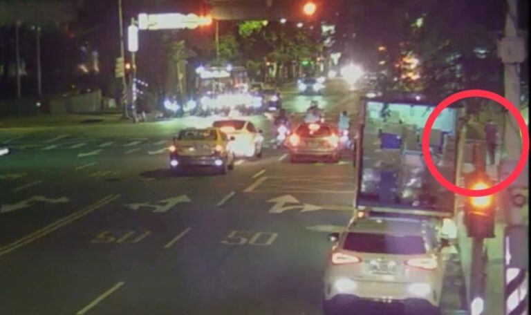 車手提款後離去影像。（記者徐煜勝翻攝）