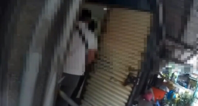 警方攻堅破門。（記者徐煜勝翻攝）