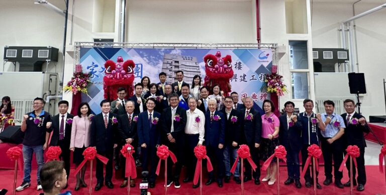 家登集團家崎大樓落成啟用，副市長陳純敬（左六），議長蔣根煌（左八）與多位貴賓出席合影。（圖／記者林照東攝）