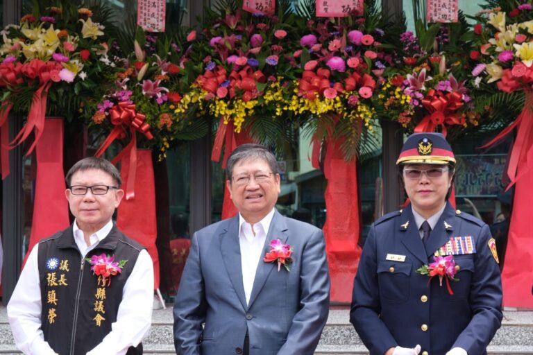 新竹縣議會議長張鎮榮（左）、縣長楊文科（中）、縣警局局長宣介慈（右）出席新工派出所新廳舍啟用典禮，見證治安新里程碑。（圖／新竹縣政府提供）
