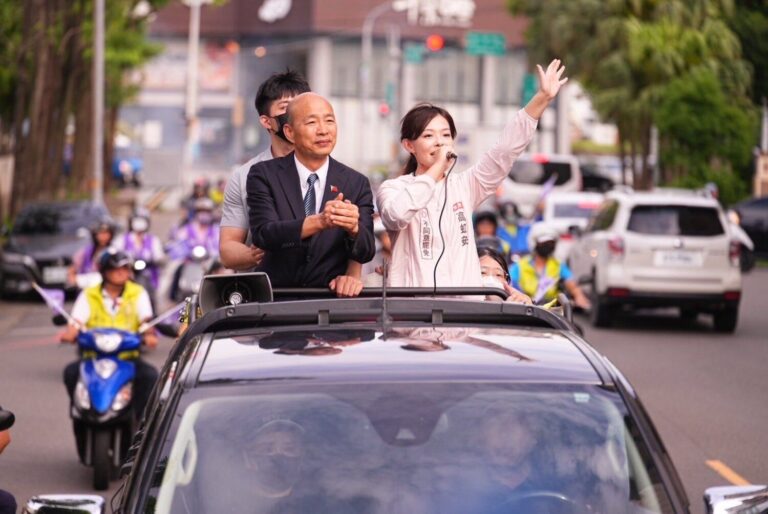 高虹安站上車隊對市民喊話,強調「要完成對城市的承諾」,韓國瑜院長全程相挺,呼籲市民用選票拒絕報復性罷免。(圖/記者林照東翻攝)
