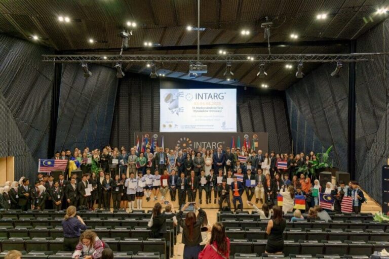 INTARG® 2025 國際發明展頒獎現場，各國代表齊聚波蘭克拉科夫，慶賀創新成果的國際交流與榮耀。