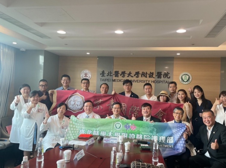 致敬白衣天使！紫青國際商會中秋送暖北醫500護理人。(圖／紫青國際商會)