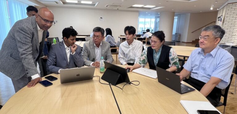 國際資訊公司IRIS Business Services總經理Anand Padmanabhan（左一），向證交所和會研基金會的代表，實地展示該公司與GRI合作的數位申報平台。