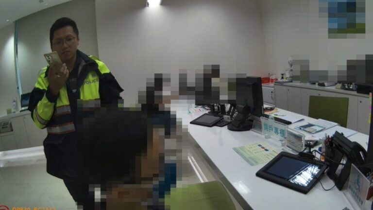 警方攔阻假交友真詐財被害民眾。(圖/記者薛秀蓮 翻攝)