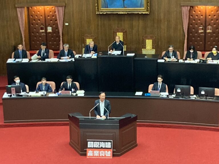 張啓楷在立法院院會為丹娜絲颱風襲台，造成中南部嚴重災情的災區災民發聲。(圖／張啓楷國會辦公室)