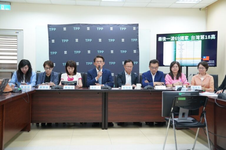 民眾黨立法院黨團上午由總召黃國昌率同副總召張啟楷等召開記者會，痛批賴清德總統與行政院長卓榮泰治國無方、談判無能。(圖／民眾黨團)