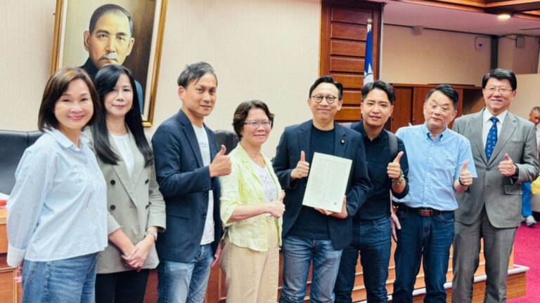 科技立委葛如鈞推動《人工智慧基本法》，終於完逐條審查，同黨立委柯志恩、萬美玲、葉元之、廖偉翔、魯明哲及民眾黨立委劉書彬留下珍貴歷史鏡頭。(圖／葛如鈞國會辦公室)