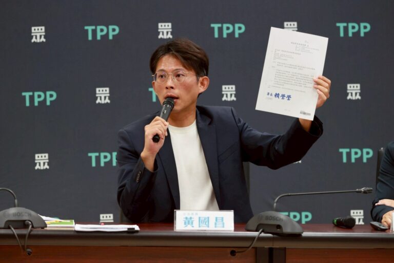 民眾黨立法院黨團總召黃國昌表示，政府錯誤的能源政策在風災後造成大量的光電板廢棄，「山也光電板、海也光電板」。(圖／民眾黨團)