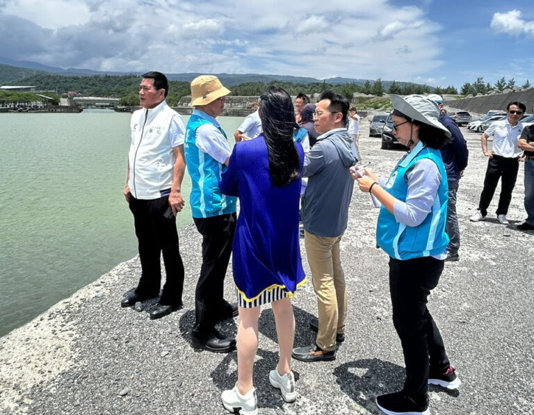 黃仁(左1)會勘大武漁港，籲建防波堤打造觀光基地。(記者包克明 翻攝)