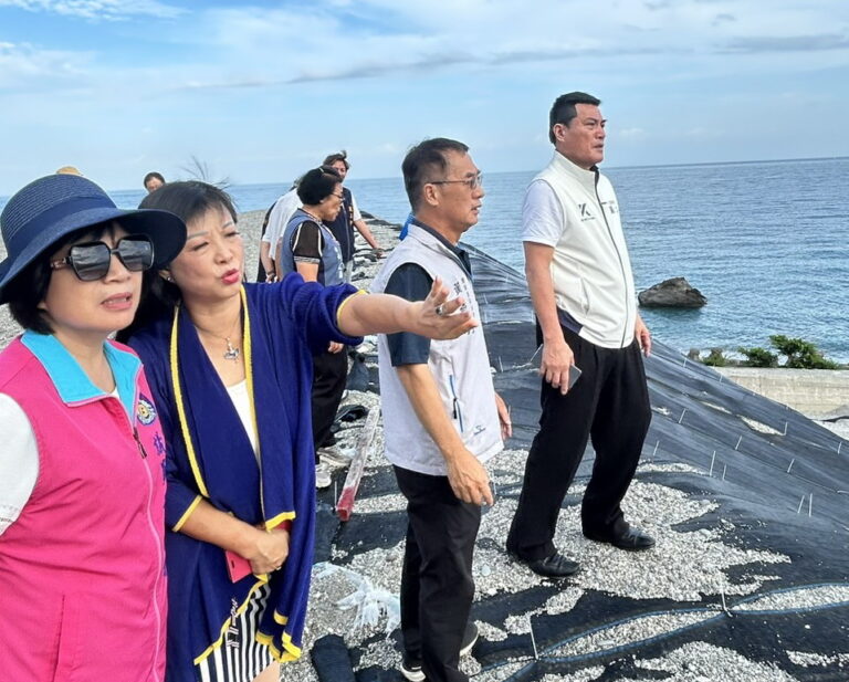 黃仁(右1)下午由夫人王春梅(左2)陪同抵長濱漁港進行會勘，實地了解漁港年年淤積導致漁民無法順利出海的長期問題。(記者包克明 翻攝)