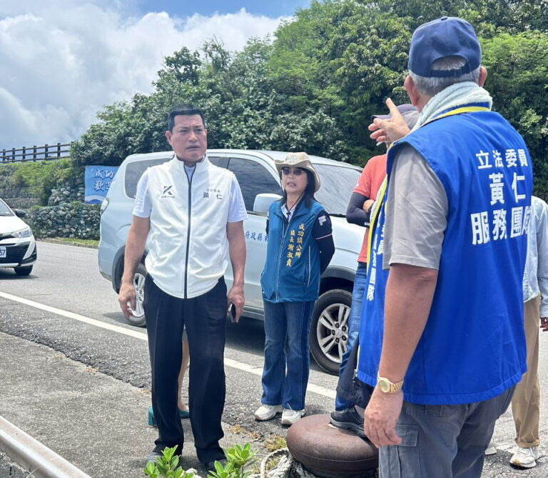 黃仁委員抵新港漁港會勘前，聽取當地服務團隊簡報說明新港漁港目前現況。(記者包克明 翻攝)