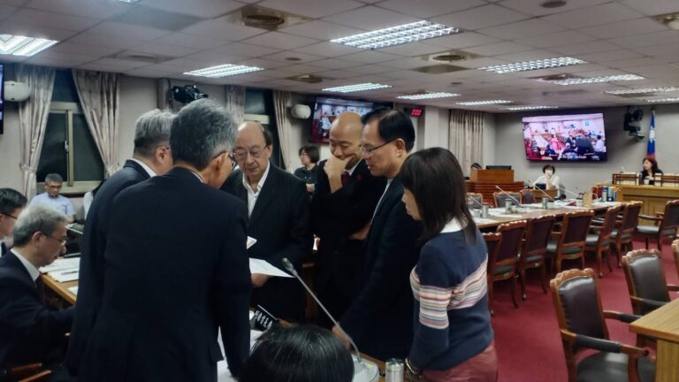 立法院朝野黨團協商由立法院長韓國瑜主持，草案第一條採納民眾黨版本，明確強調災民救助與專款專用。(圖／民眾黨團)