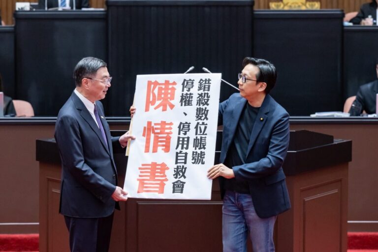 葛如鈞在場議親手將500多名受害者的《聯合陳情書》送交行政院長卓榮泰，希望卓院長能責成數發部盡速處理。(圖／葛如鈞國會辦公室)