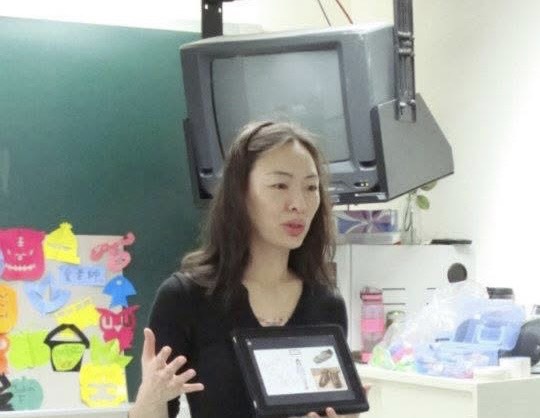 華語教學專家愛美麗創作系列華語教學書籍，也推出全球首創的華語發音比對器，解決外籍生發音困擾。(圖／愛美麗全球教育公司)
