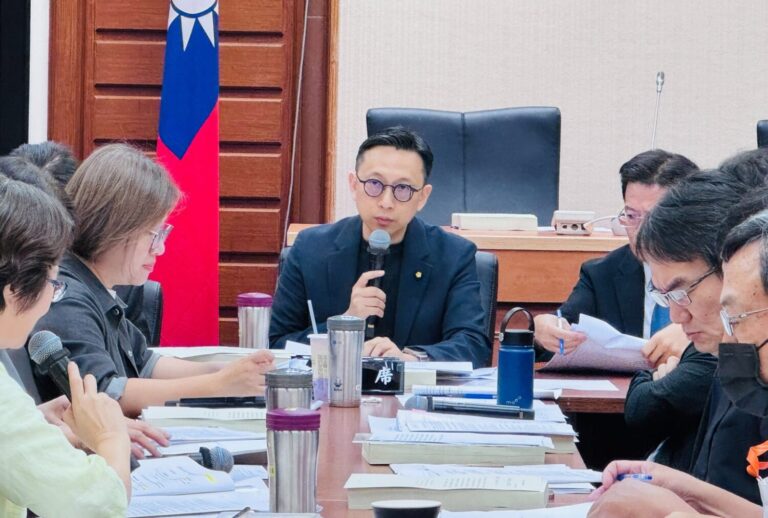 葛如鈞主持「人工智慧基本法」黨團協商，會中集結朝野立委與部會代表，展現推動我國首部AI專法的高度共識。(圖／葛如鈞國會辦公室)