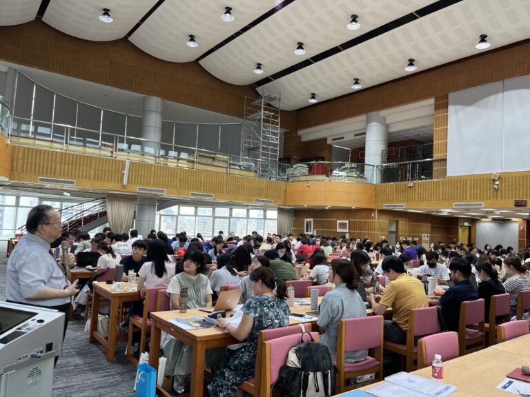 「台灣學聯」於南山高中舉辦「AI 在現代教學中的賦能」活動，吸引大批教師參加，課程邀請 AI領域專家張志勇教授（左）主講。(圖／台灣學聯)