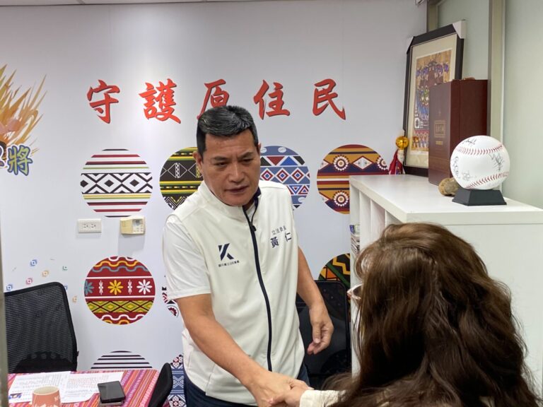今年第二度來訪的美國北馬利安納群島參議員巴葆塔拜會國民黨平地原住民立法委員黃仁，美台國會議員相見歡。(記者包克明 攝)