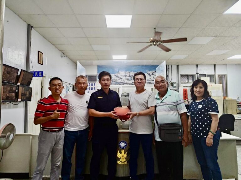 和一路派出所長陳志峰(左三)，警友站站長顏建霖率副站長李潮海、江長泉、總幹事陳婉晴及幹事張俊傑等幹部，前往贈慰問金及破案茶。(圖/記者薛秀蓮 翻攝)