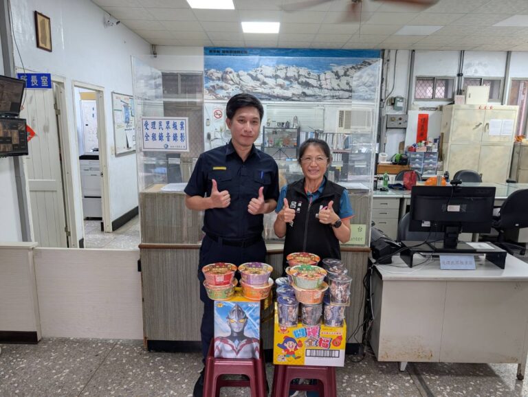 和一路派出所所長陳志峰(左)、市議員呂美玲(右)。(圖/記者薛秀蓮 翻攝)