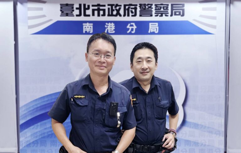 臺北市南港分局舊莊派出所警員何國清（左）、張毓殷（右）。(圖/記者薛秀蓮 翻攝)