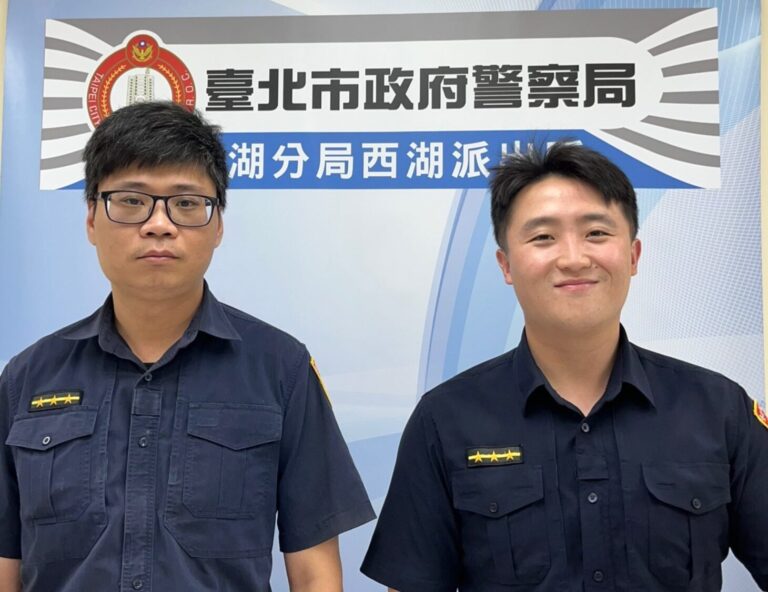 臺北市內湖分局西湖派出所警員江智豪(左)、李文棟(右)。(圖/記者薛秀蓮 翻攝)