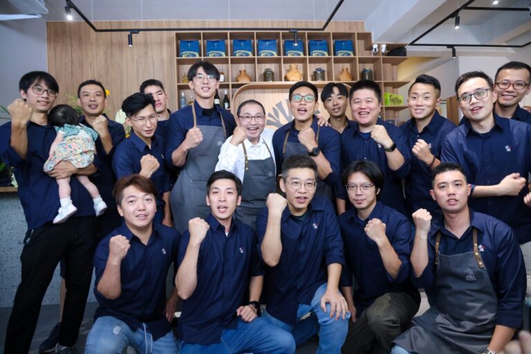 新北市長侯友宜出席坪林「有種茶 UChung」農創所開幕典禮，與返鄉青農熱情合影，展現推動地方創生與茶產業創新的堅定決心。他表示，市府將持續輔導青農及有志人才返鄉發展，讓坪林這片百萬冠軍茶的故鄉，茶香繼續飄揚、世代傳承。(圖/新北市政府提供）
