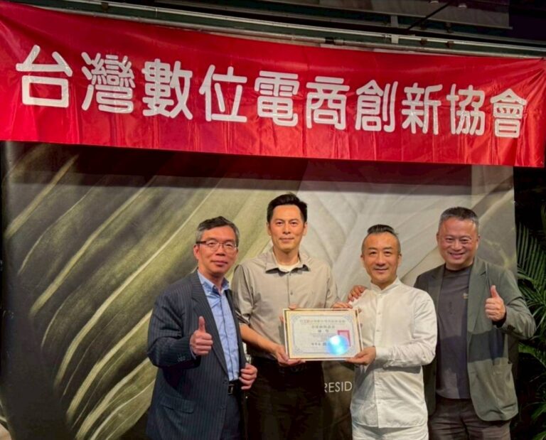 台智盟秘書長孟義超、陳瑩特助陳科豪、新任理事長胡世均、民進黨基隆市黨部主委林明智（由左至右）。（記者 趙靜姸翻攝）