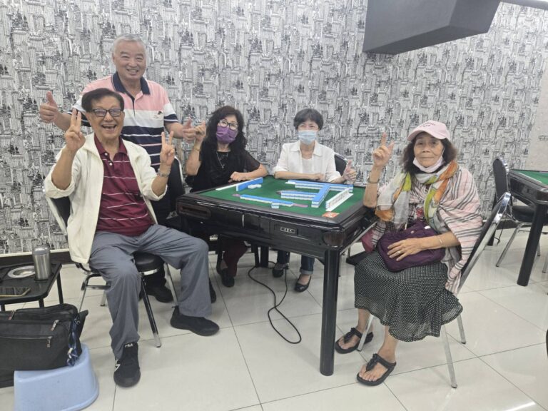 會員們大多都與「麻將教主」張華特（左二）有著十年以上的情誼。（記者 蔡尚芸攝）