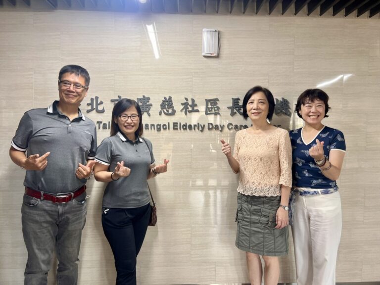 漢肯行銷創意事業群總經理陳俊杰(左一)、副總經理王麗雲(左二)、紅心字會秘書長李顯文(右二)、副秘書長許雅青(右一)愛心交流。(圖/紅心字會 提供)