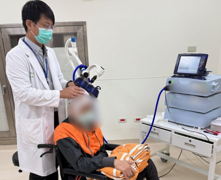 高科技rTMS腦部磁刺激治療，讓中風患者有機會加速康復，重新找回生活節奏。（圖/記者張家燁翻攝）