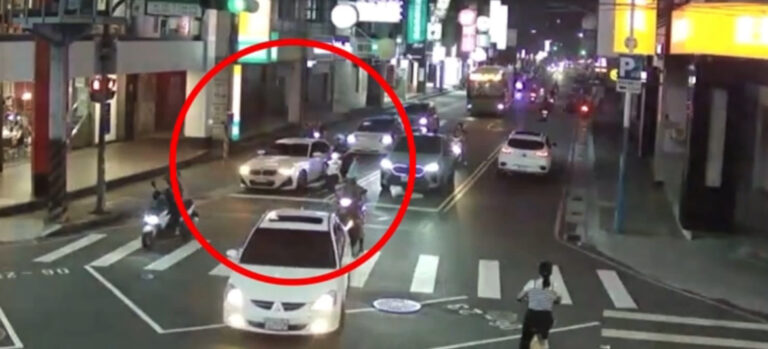 侯沁潔駕駛白色BMW違停遭攔查。（記者徐煜勝翻攝）