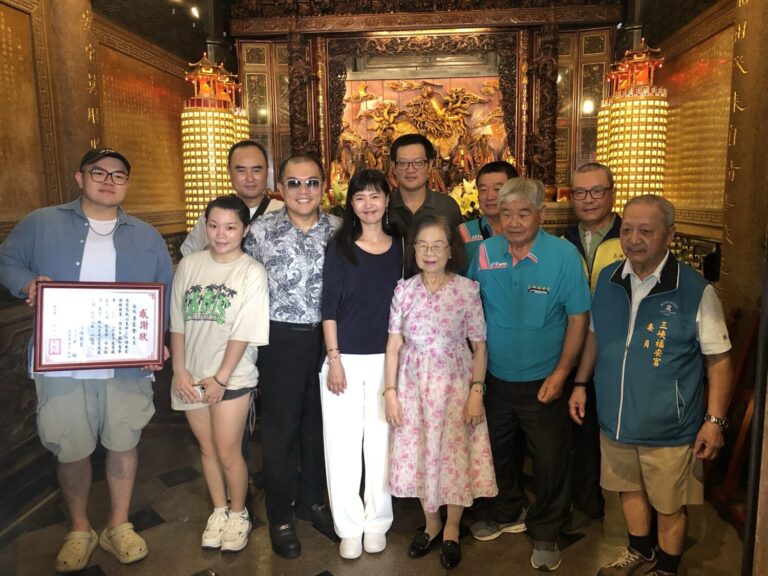 李家全先生（左三）默默投入地方公益捐款累積高達三百萬。（記者徐煜勝攝）