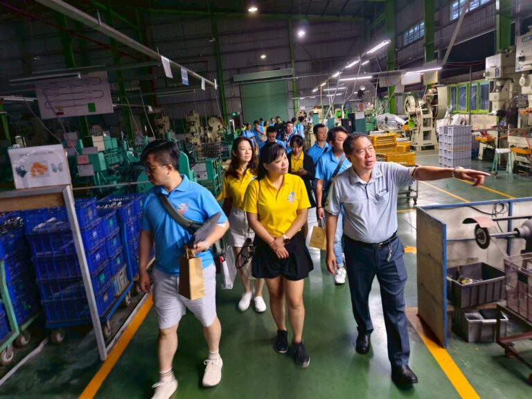 蔡文瑞楷模(右1)親自引領新創會員參觀工廠。(圖/新創總會提供)