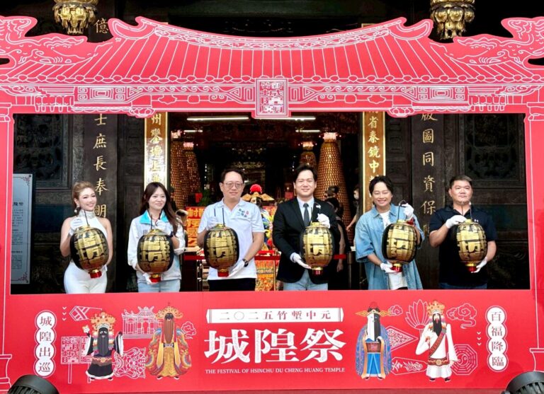 2025竹塹中元城隍祭啟動儀式，貴賓手持象徵威儀與祈福的烏紗燈合影留念。（圖/記者林照東攝）